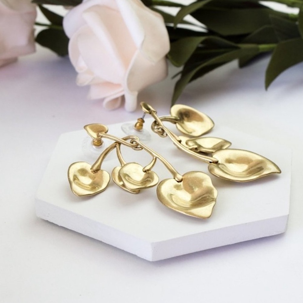 Stella & Dot Esmee Chandelier earrings - used for display only, w/original box